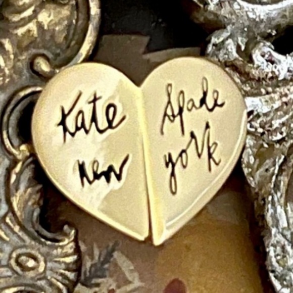 KATE SPADE • Gold Heritage Heart Script Ring - Picture 3 of 3